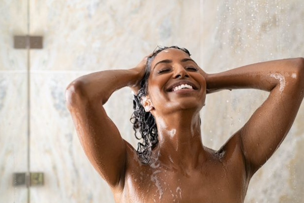 Việc tắm rửa sau buổi tập giúp rửa trôi vi khuẩn cũng như bã nhờn, ngăn ngừa tắc lỗ chân lông