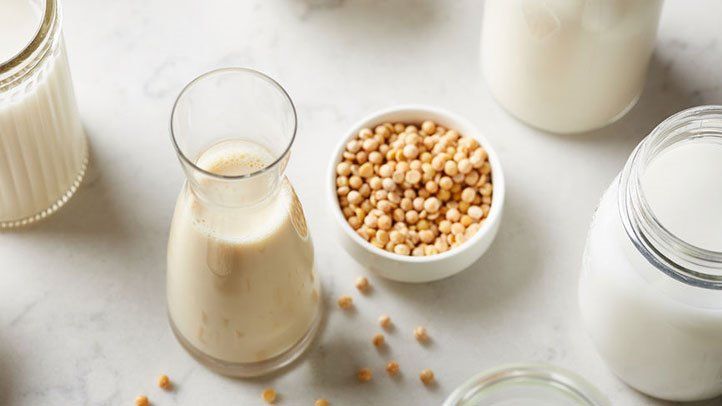 Trong các loại sữa hạt, sữa đậu nành có giá trị dinh dưỡng (calci và vitamin D) gần giống với sữa bò nhất