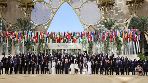 Các đại biểu chụp ảnh lưu niệm tại phiên khai mạc Hội nghị lần thứ 28 Các bên tham gia Công ước khung của Liên hợp quốc về biến đổi khí hậu (COP28) tại Dubai, UAE ngày 30/11/2023 - Ảnh: COP28