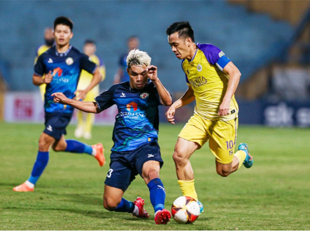 Các mũi tấn công của Hà Nội FC (vàng) bất lực trước hàng thủ chặt chẽ của Bình Định - ẢNh: vnexpress
