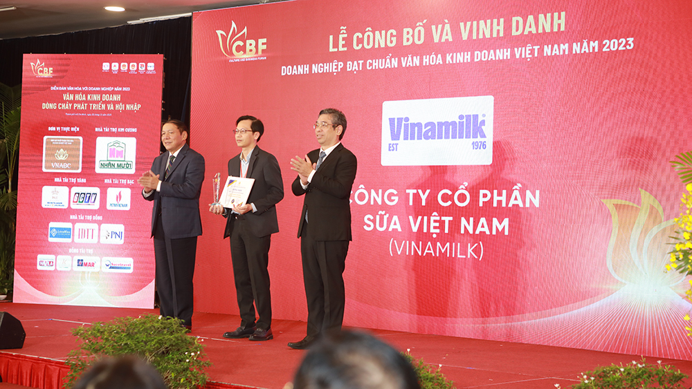 Ông Nguyễn Tường Huy – Giám đốc Nhân sự Vinamilk – nhận chứng nhận “Doanh nghiệp đạt chuẩn Văn hóa kinh doanh Việt Nam năm 2023”