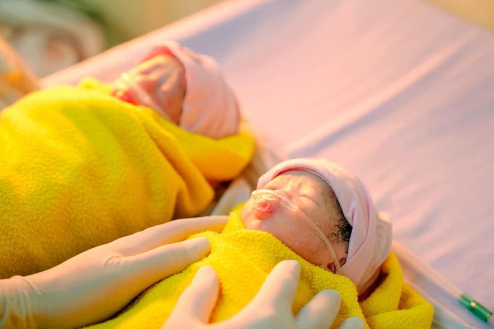 Hai thiên thần nhỏ chào đời với cân nặng đều 1,8kg sau ca mổ của các y bác sĩ tại Bệnh viện K - Ảnh: BVCC
