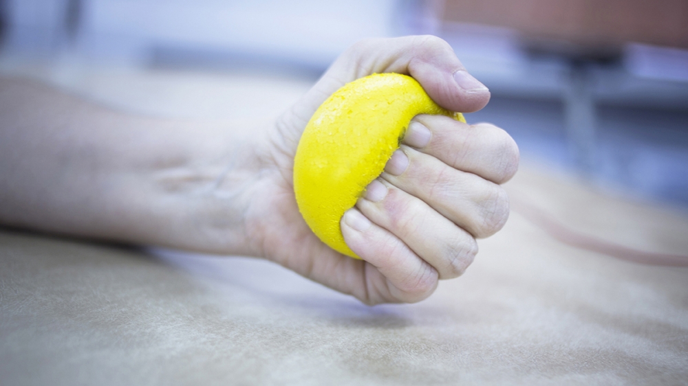 Bài tập với bóng mềm giúp cải thiện phạm vi chuyển động của ngón tay