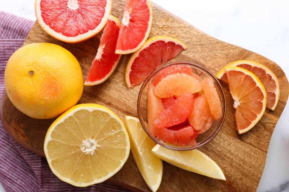 Bưởi chứa nhiều vitamin C đóng vai trò quan trọng đối với hệ thống miễn dịch