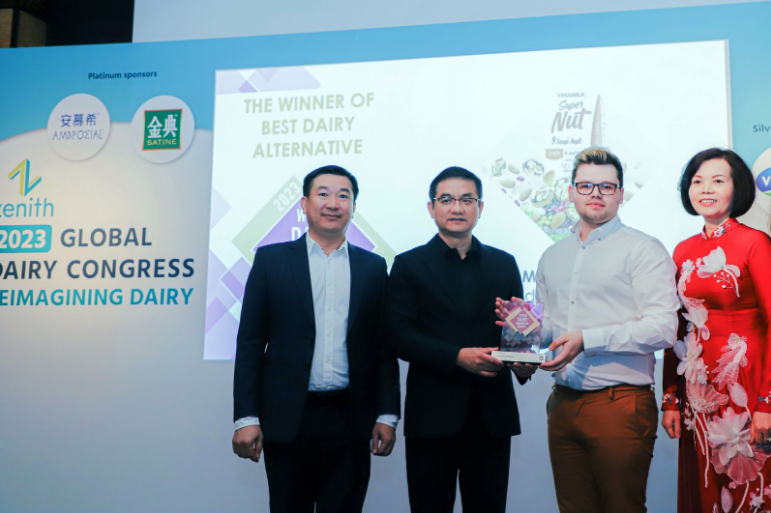 Đại diện Vinamilk nhận giải “Quán quân” ở hạng mục sản phẩm thay thế sữa tốt nhất- Best Dairy Alternative cho sản phẩm Sữa 9 Loại Hạt Vinamilk Super Nut tại Hội nghị Sữa toàn cầu 2023 (World Dairy Innovation Awards 2023) diễn ra tại Anh Quốc tháng 6 vừa qua