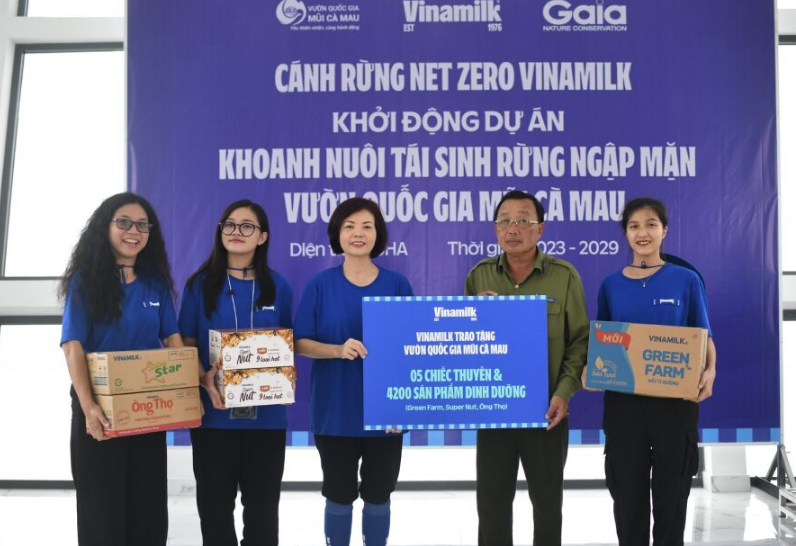 Bà Bùi Thị Hương (thứ ba từ trái qua) Giám đốc điều hành Vinamilk, đại diện trao tặng 05 chiếc thuyền và 4.200 sản phẩm dinh dưỡng cho đại diện Vườn Quốc gia Mũi Cà Mau