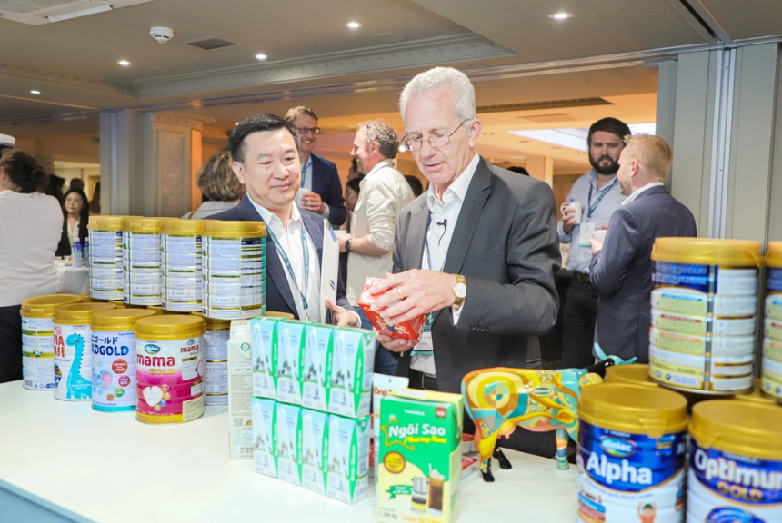 Ông Richard Hall, Chủ tịch Hội nghị sữa toàn cầu (bên phải) hào hứng tìm hiểu về các sản phẩm sữa của Vinamilk mang đến Hội nghị năm nay