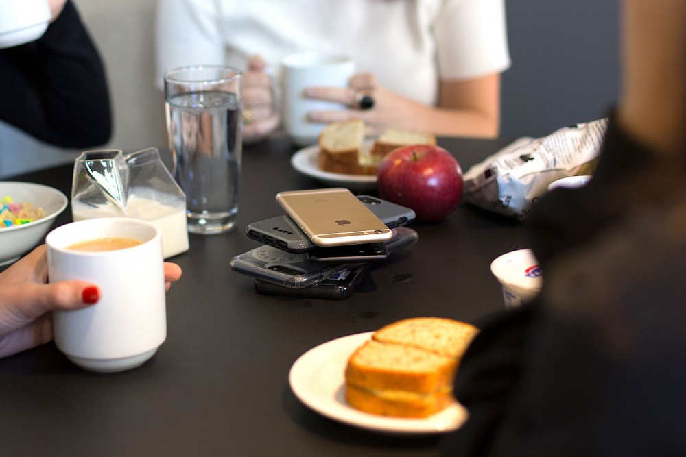 Tạo thói quen không dùng điện thoại khi ngồi vào bàn ăn