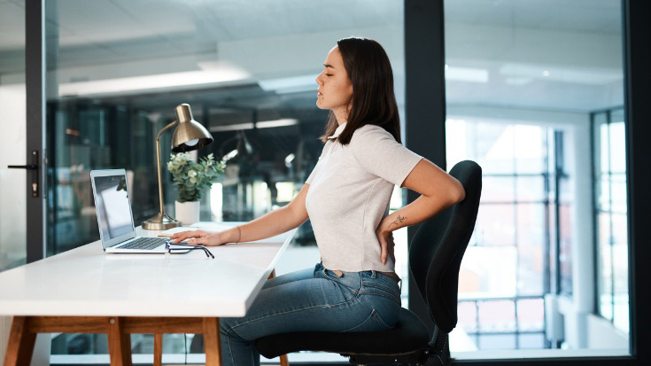 Ngồi nhiều là một nguyên nhân gây đau lưng ở dân văn phòng
