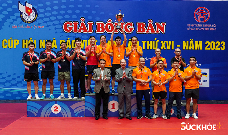 Đồng chí Nguyễn Đức Lợi và đồng chí Kiều Thanh Hùng trao giải Đồng đội Nam cho các VĐV.