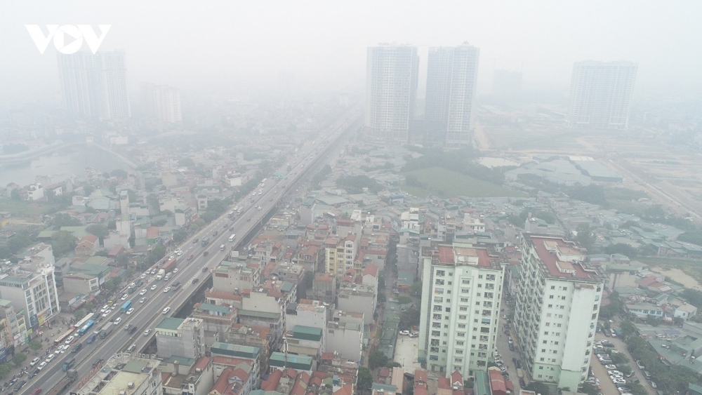 Ô nhiễm không khí nhiều ngày tại Hà Nội, từ trên cao có thể thấy một màn sương mù dày đặc màu trắng xám - Ảnh: VOV