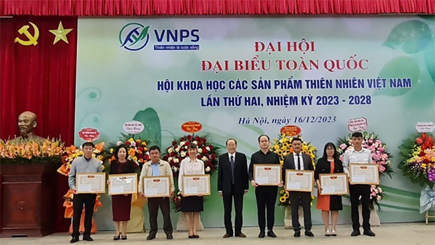 Hội Khoa học các sản phẩm thiên nhiên Việt Nam đã trao tặng Bằng khen cho 03 tập thể và 06 cá nhân