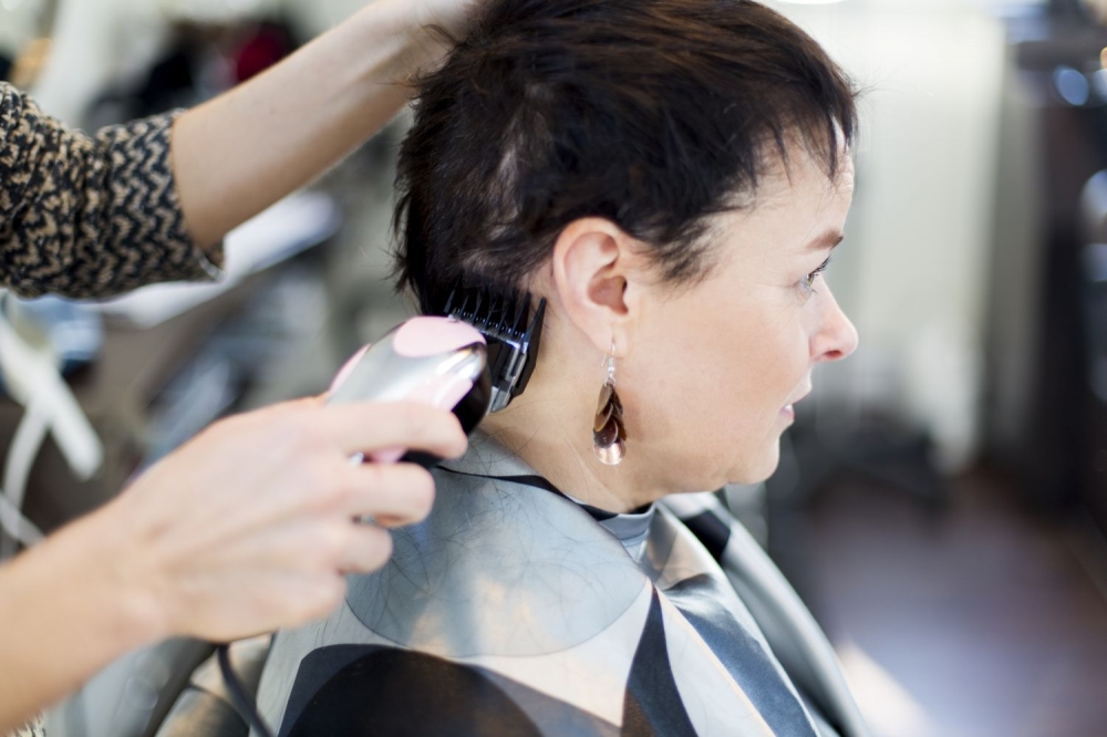 Cạo tóc, cắt tóc ngắn trước khi điều trị giúp nữ bệnh nhân chuẩn bị tâm lý tốt hơn