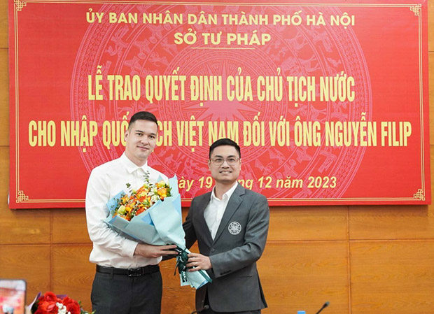 Filip Nguyễn nhận quyết định của Chủ tịch nước cho nhập quốc tịch Việt Nam - Ảnh: VFF 