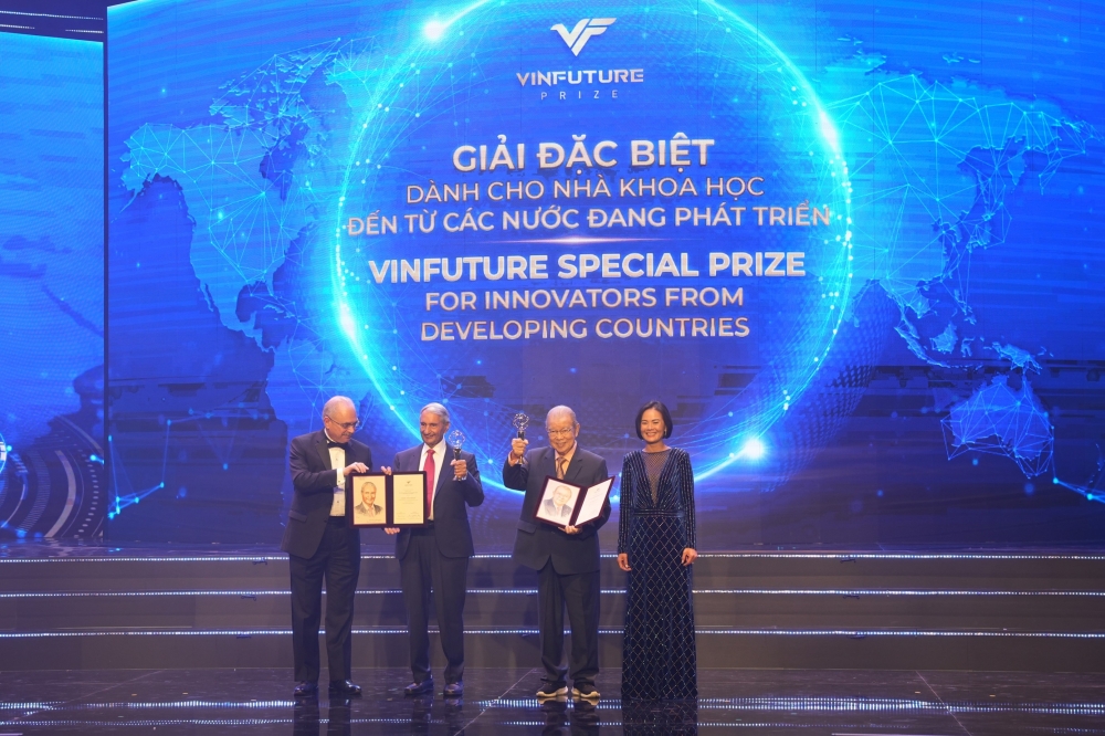 GS. Gurdev Singh Khush (người Mỹ gốc Ấn) và GS. Võ Tòng Xuân (người Việt Nam) được vinh danh ở Giải Đặc biệt VinFuture 2023 dành cho Nhà khoa học đến từ các nước đang phát triển