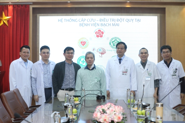 Các bác sĩ tại Bệnh viện Bạch Mai chúc mừng bệnh nhân thứ 200 đã được phẫu thuật thành công - Ảnh: Bệnh viện Bạch Mai.