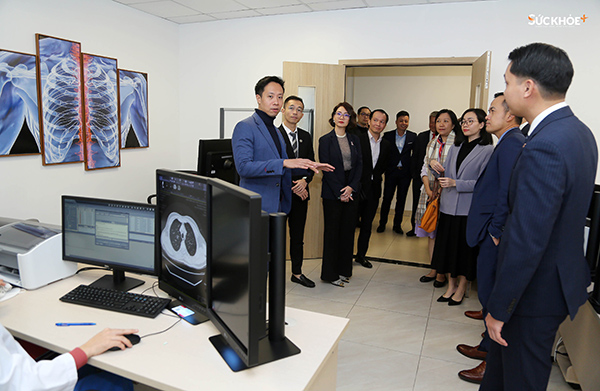 Ông Văn Tuấn Nhật giới thiệu với các đại biểu về Trung tâm trưng bày giải pháp chẩn đoán hình ảnh tại Bệnh viện đa khoa Hồng Ngọc - Phúc Trường Minh