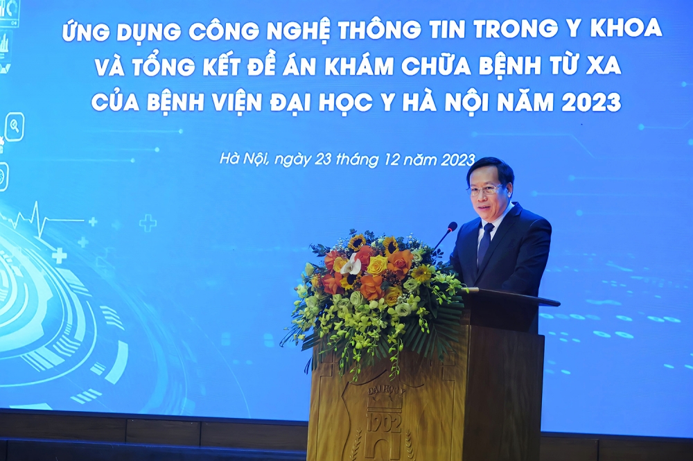 Thứ trưởng Bộ Y tế Lê Đức Luận đánh giá Bệnh viện Đại học Y Hà Nội là điểm sáng chuyển đổi số trong lĩnh vực y tế - Ảnh: Quỳnh Trang
