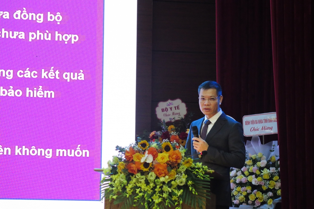 PGS.TS Đào Xuân Thành - Phó Giám đốc Bệnh viện Đại học Y Hà Nội báo cáo kết quả ứng dụng công nghệ thông tin vào công tác khám, chữa bệnh
