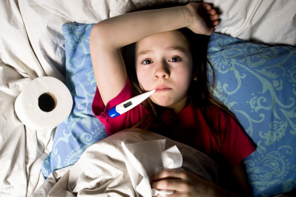 Viêm họng, sốt cao là biểu hiện thường gặp khi trẻ bị cúm mùa, viêm đường hô hấp
