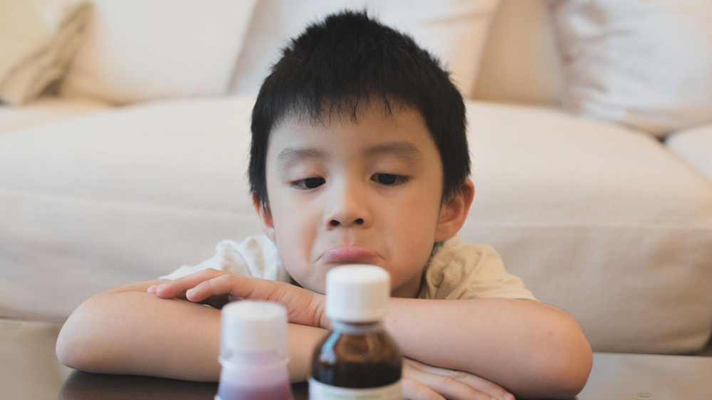 Cha mẹ nên cho trẻ dùng thuốc theo đúng chỉ định của bác sĩ, không tự ý dùng kháng sinh hay thuốc kháng virus