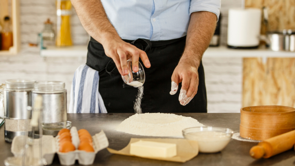 Bên cạnh việc điều chỉnh gia tăng hương vị cho bánh thì muối còn có những công dụng vô cùng quan trọng.