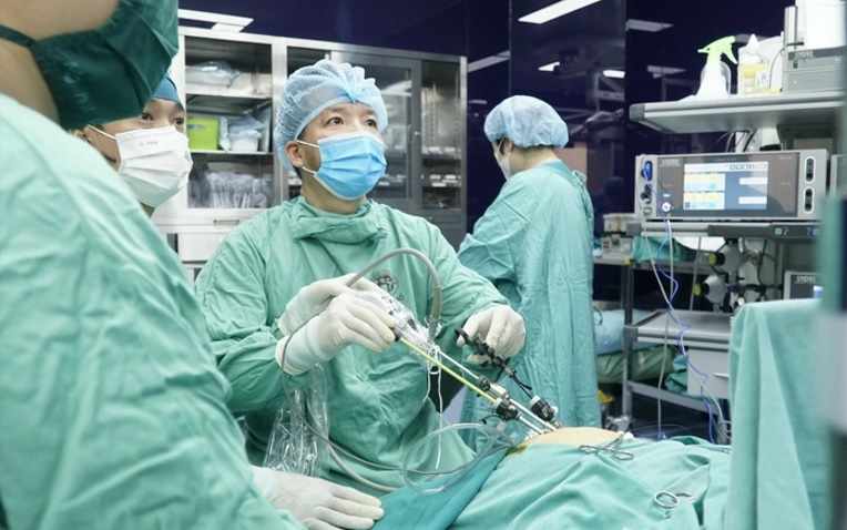PGS.TS Trần Ngọc Sơn, Phó giám đốc Bệnh viện Đa khoa Xanh Pôn (Hà Nội) đang tiến hành mổ nội soi ống mật 1 lỗ cho bệnh nhân - Ảnh: BVCC