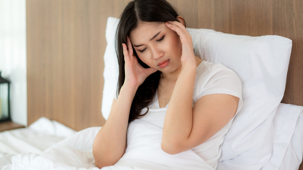 Giả thuyết cho rằng, chứng ngưng thở OSA làm giảm nồng độ oxy lên não, khiến bạn đau đầu khi thức dậy  