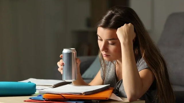 Mất ngủ, giảm khả năng tập trung là tác dụng phụ thường gặp khi lạm dụng đồ uống chứa caffeine 