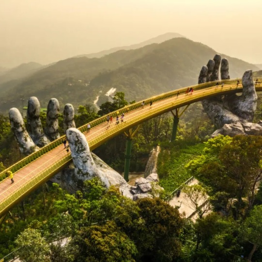 Cầu Vàng ở Đà Nẵng là điểm đến hấp dẫn du khách khắp thế giới khi tới Việt Nam