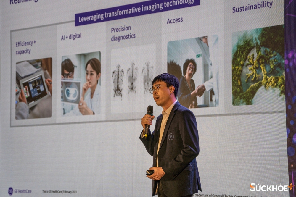 Giám đốc sản phẩm Hình ảnh của GE HealthCare Việt Nam trình bày những sáng kiến và giải pháp được GE HealthCare giới thiệu tại Hội nghị Điện quang Bắc Mỹ (RSNA) 2023 - Ảnh: Việt An