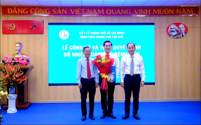TS.BS Vũ Trí Thanh (giữa) được bổ nhiệm chức vụ Giám đốc Bệnh viện TP Thủ Đức - Ảnh: Pháp luật Online