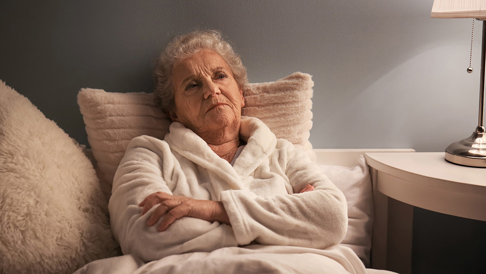 người cao tuổi thường bị mất ngủ bởi các nguyên nhân như bệnh lý xương khớp gây đau nhức, chứng ngưng thở khi ngủ