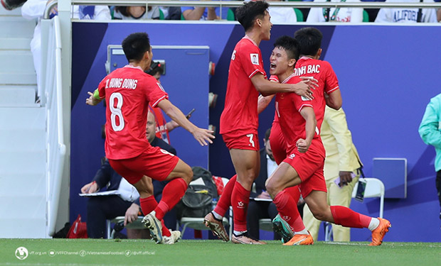 ĐT Việt Nam đã gây bất ngờ khi ghi một lèo 2 bàn thắng để dẫn ngược ĐT Nhật Bản ngay trong hiệp một - Ảnh: VFF