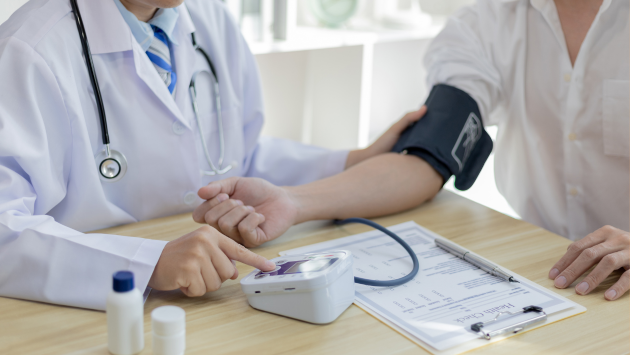 Người bệnh có thể tự đo huyết áp bằng máy tại nhà để sớm phát hiện dấu hiệu bất thường.