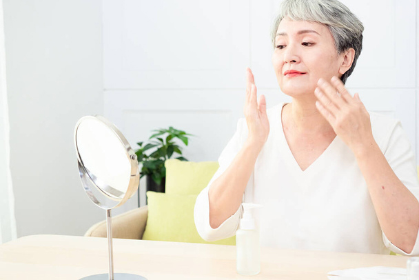 Sử dụng kem dưỡng ẩm giúp cho làn da của phụ nữ tuổi mãn kinh duy trì được độ ẩm cần thiết