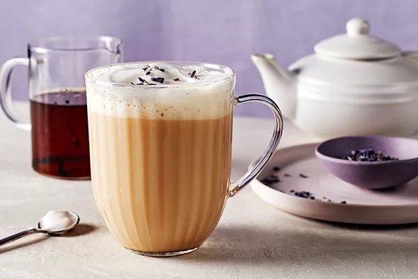 Latte pha từ trà Bá tước và sữa hạt tạo nên thức uống thơm ngon