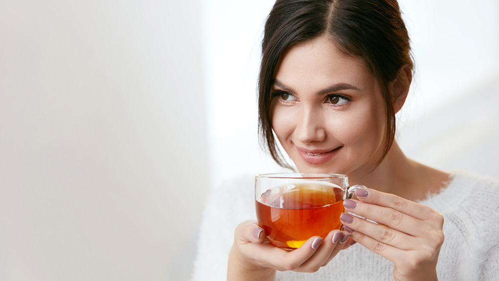 Thưởng thức đồ uống ấm như trà gừng, trà quế giúp phụ nữ giảm bớt cơn đau bụng kinh