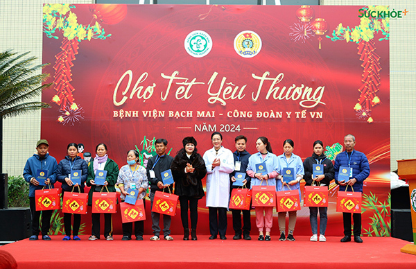 Công đoàn y tế Việt Nam trao quà cho bệnh nhân có hoàn cảnh khó khăn
