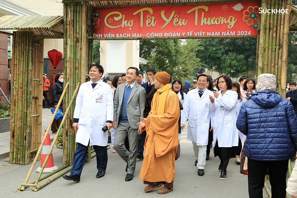 Giám đốc Bệnh viện Đào Xuân Cơ, Thứ trưởng Bộ Y tế Trần Văn Thuấn cùng các đại biểu tham quan các gian hàng tại Chợ Tết yêu thương 2024