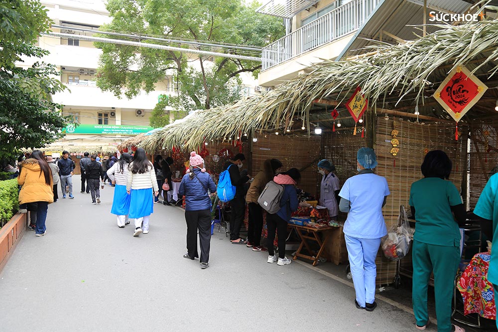 Tiếp nối thành công của chợ Tết năm ngoái, chợ Tết yêu thương năm 2024 tại Bệnh viện Bạch Mai trở lại nhằm động viên đoàn viên, nhân viên y tế và các bệnh nhân đang phải ở lại điều trị tại bệnh viện trong dịp Tết đến Xuân về