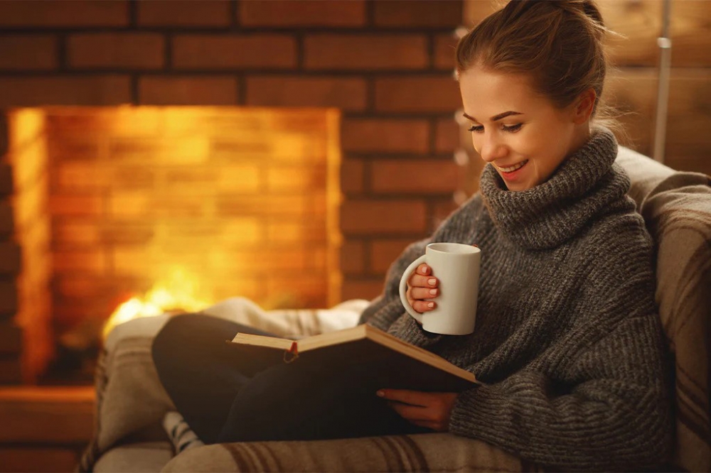 Đọc sách giúp thư giãn tâm trí, từ đó giúp bạn dễ điều chỉnh thói quen ngủ sớm - dậy sớm