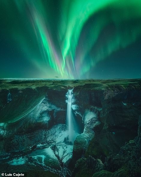 Màn trình diễn ánh sáng Cực quang ngoạn mục trên thác nước Haifoss tuyệt đẹp ở Iceland. Nhiếp ảnh gia Luis Cajete gọi khoảnh khắc này là giấc mơ trở thành hiện thực.