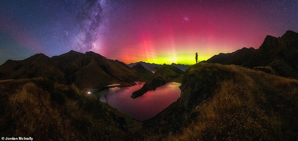 Nhiếp ảnh gia Jordan McInally đã chụp được bức ảnh đầy mê hoặc này tại Hồ Moke, New Zealand.