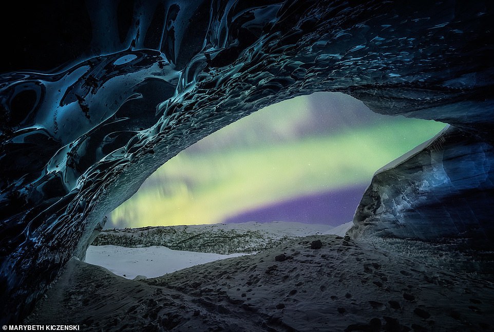 Bức ảnh được chụp ảnh vào tháng 3/2023 bởi MaryBeth Kiczenski, hang động băng Alaska này đã sụp đổ vào mùa hè, khiến khung cảnh cực quang này từ bên trong thực sự có một không hai.