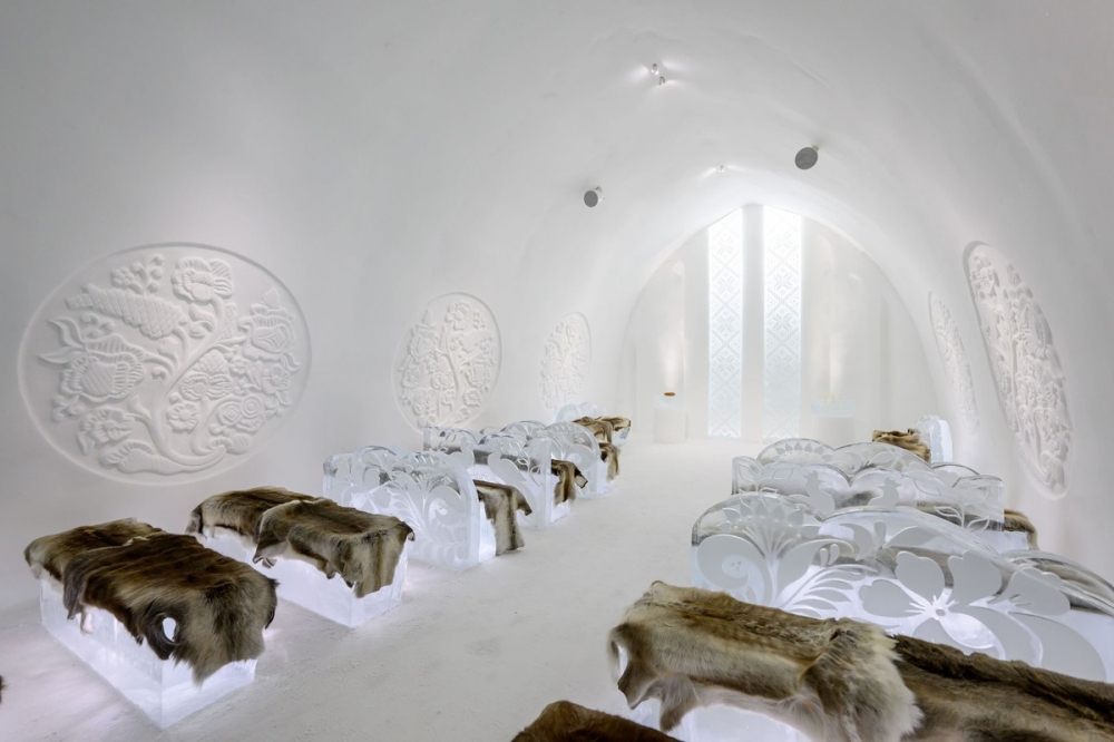Dừng chân tại Icehotel, du khách có thể lựa chọn phòng tiêu chuẩn với toàn bộ không gian làm từ băng, thậm chí cả giường ngủ