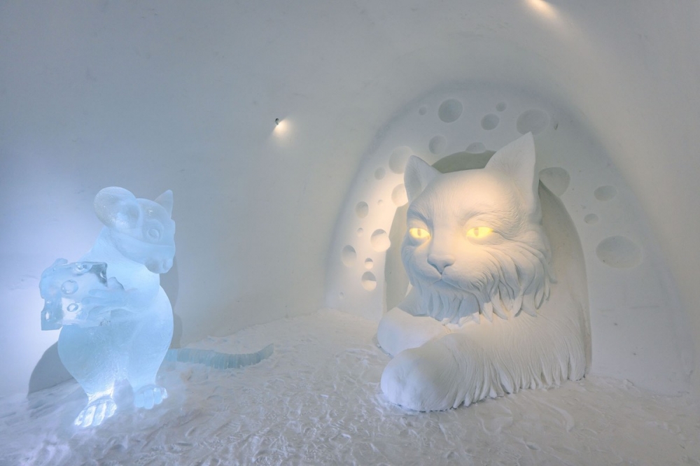 Quang cảnh phòng Icehotel có tên Katt & Ratta do các nghệ sĩ Tjasa Gusfors và Hanneke Supply tạo ra