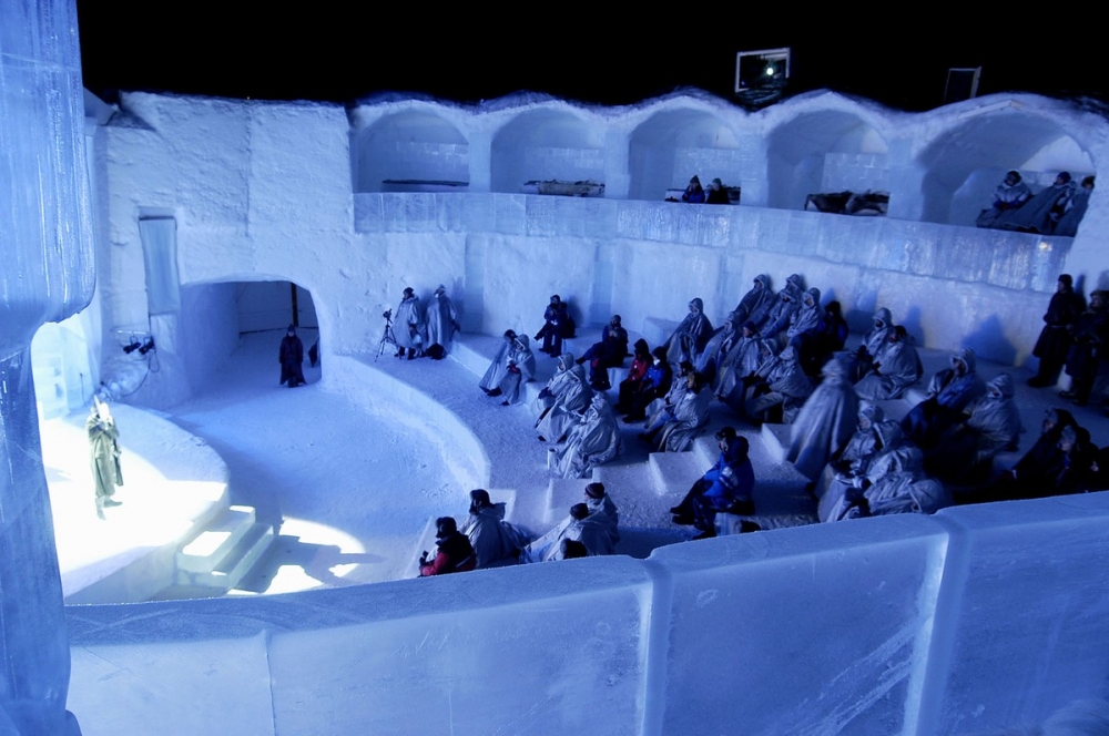 Khán giả thưởng thức buổi biểu diễn tại nhà hát của Icehotel.Không chỉ được lưu trú trong những căn phòng băng độc đáo, du khách còn được trải nghiệm phòng tắm hơi lạnh nhất thế giới và tham gia các hoạt động trượt tuyết, các khoá học sinh tồn ở Bắc Cực…