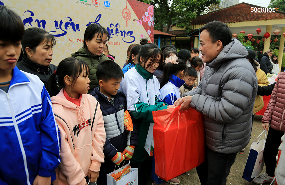 DS Nguyễn Xuân Hoàng - Chủ tịch HĐTV Công ty TNHH Tư vấn Y Dược Quốc tế (IMC) trao quà Tết cho các em nhỏ và các gia đình ở làng trẻ SOS Việt Trì