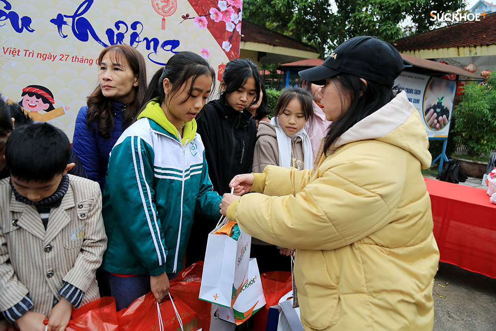 Bà Ngô Thùy Chi - Tổng Thư ký tòa soạn Tạp chí Sức Khỏe+ trao quà tặng cho các em nhỏ